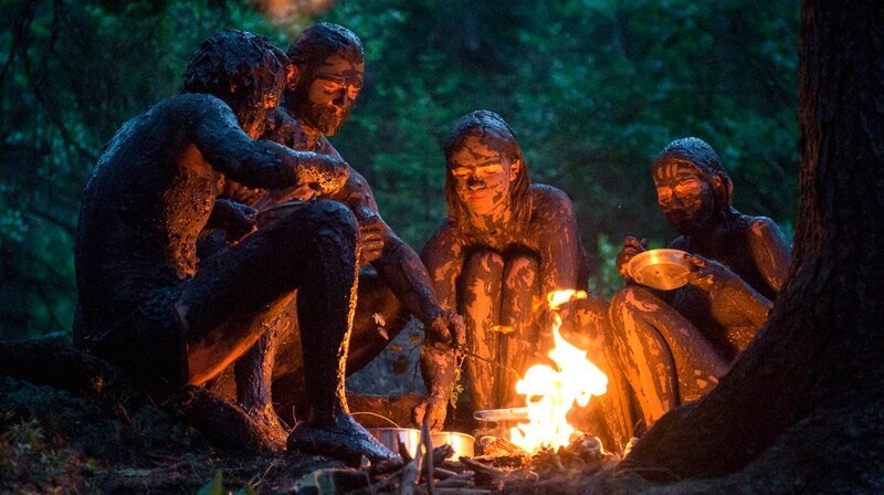 Nach einer ausgelassenen Schlammschlacht sitzen v.li. Glocke (Matti Schmidt-Schaller), Paule (Enno Trebs), Steffi (Matilda Merkel) und Judith (Milena Tscharntke) am Lagerfeuer. – Bild: SWR/​ostlicht/​Anke Neugebauer
