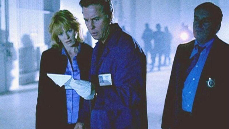 Ein Mörder treibt mit Grissom (William Petersen), Catherine (Marg Helgenberger) und Brass (Paul Guilfoyle, r.) ein Katz- und Mausspiel. – Bild: TVNOW / CBS Ein Mörder treibt mit Grissom (William Petersen), Catherine (Marg Helgenberger) und Brass (Paul Guilfoyle, r.) ein Katz- und Mausspiel. – Bild: TVNOW / CBS