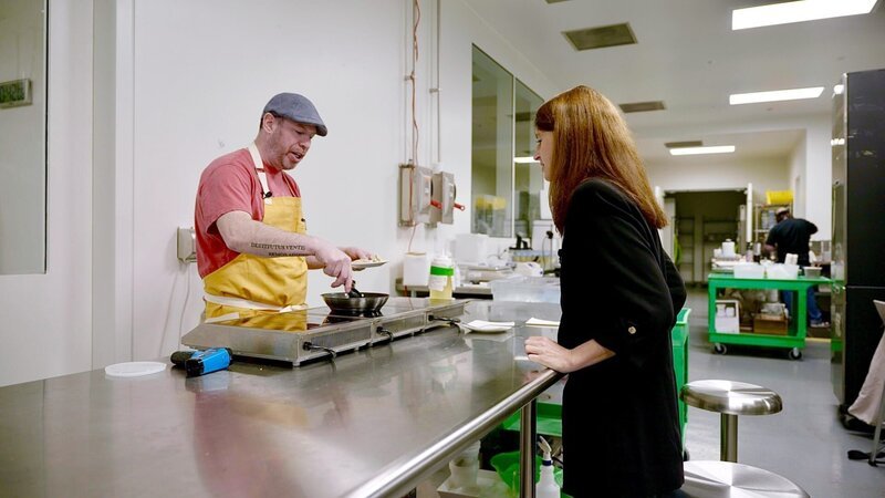 Das im Labor gezüchtete Hühnerfleisch, das Korrespondentin Vanessa Böttcher testet, unterscheidet sich nicht von herkömmlichem Fleisch. – Bild: ORF