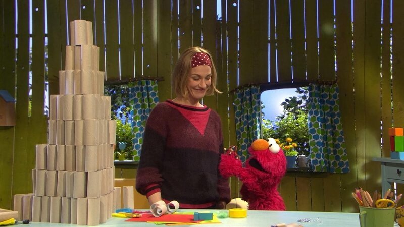 Elmo (r.) und Julia (l.) bauen einen Turm. – Bild: NDR/​Studio Hamburg Produktion/​Sesame workshop