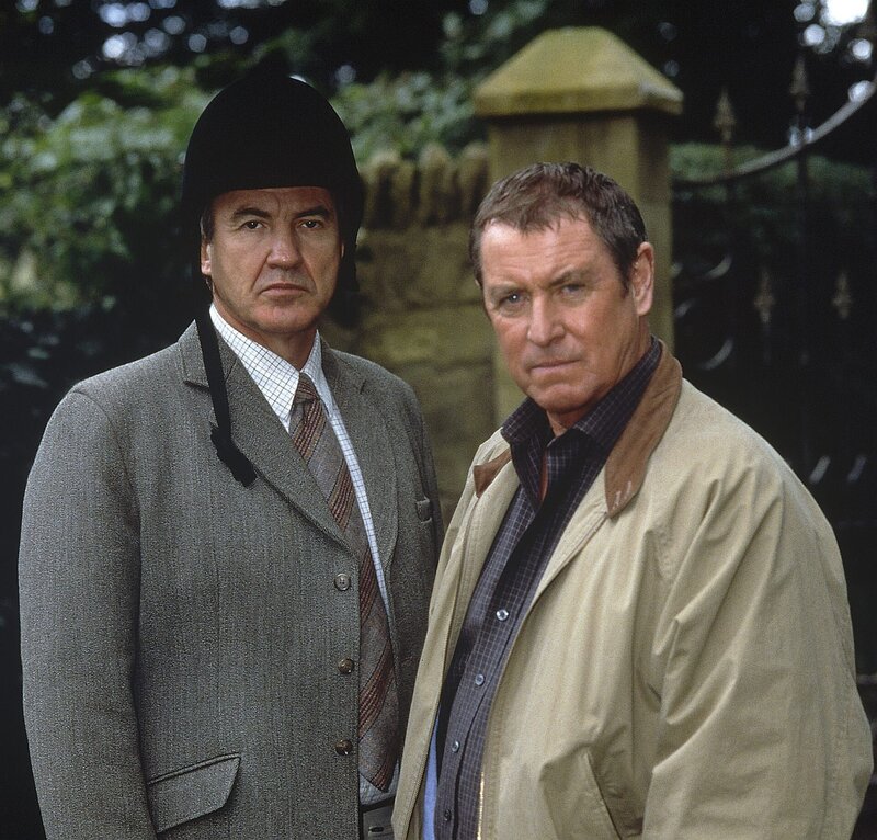 Barnaby (John Nettles, r.) ist beeindruckt: Melvyn Stockard (Larry Lamb, l.) hat es vom Sträfling zum geachteten Gutsbesitzer geschafft. – Bild: ZDF und All3Media