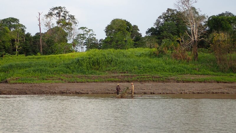 Großaufnahme von Bill McConnell und Grady Powell auf einem Floß am Ufer des Amazonas. – Bild: Discovery Channel