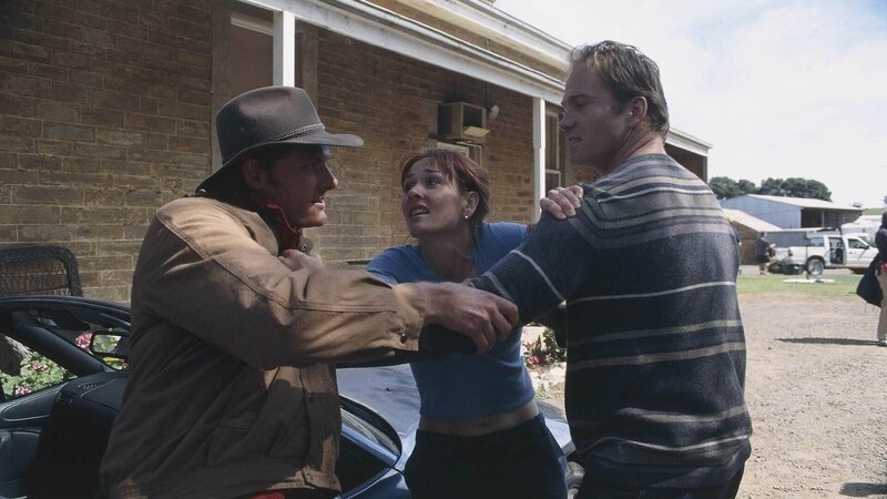 V.l.: Nick Ryan (Myles Pollard), Sally Clements (Kathryn Hartman), Geoff ‚Rooster‘ Clements (Jonnie Cocks) – Bild: TVNOW