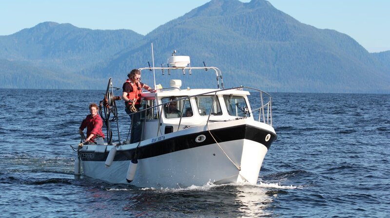 Gabe and Bam riding on the side of the Osprey with Matt driving. – Bild: Discovery Channel