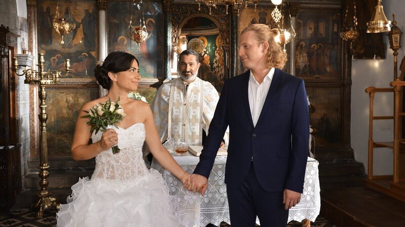 Kreuzfahrt ins Glück: Hochzeitsreise nach Kreta Eine traditionell griechische Hochzeit: Yeliz Simsek als Fotini, Felix Everding als Alexis Panagolis. – Bild: Dirk Bartling