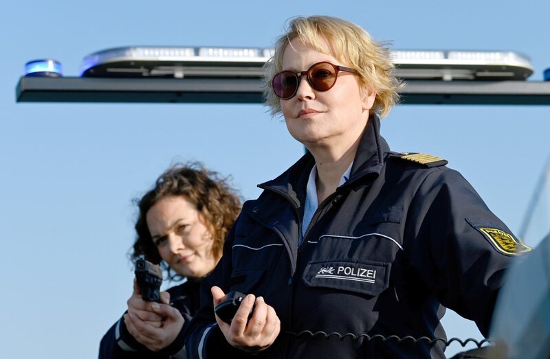 Schaffen es Julia Demmler (Wendy Güntensperger, l.), und Nele Fehrenbach (Floriane Daniel, r.) einen weiteren Mordanschlag zu verhindern? – Bild: ORF/​Bavaria/​ARD/​SWR/​Laurent Trümper