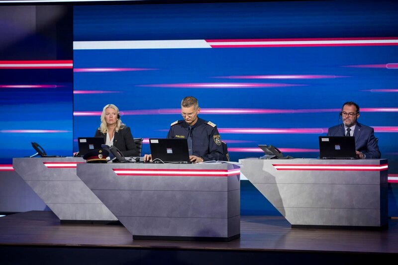 L-R: Isabella Jesser (Kontrollinspektorin), Hans Wolfgruber (Chefinspektor), Johannes Holzberger (Chefinspektor) – Bild: Servus TV /​ Neumayr /​ Leo /​ Neumayr Fotografie – Christian Leopold /​ www.neumayr.cc