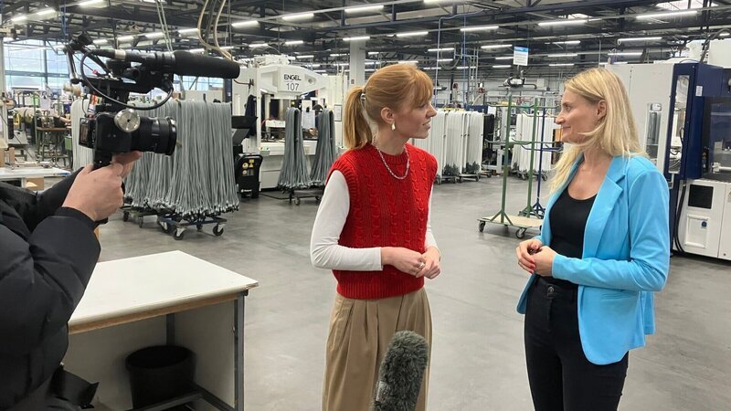 Eva Schulz (l.) fragt bei der Luftwaffe nach, wie kriegstauglich die Bundeswehr wirklich ist. Das Taktische Luftwaffengeschwader 31 „Boelcke“ ist einer der vier Eurofighter-Standorte in Deutschland. – Bild: ZDF