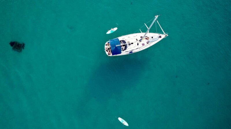 Ankern in einer Bucht an der Costa Smeralda. – Bild: ZDF und SR/​Barbara Lindahl