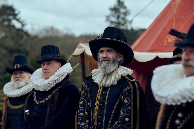 Sir Francis Bacon (Mark O’Halloran, l.) – Bild: Rory Mulvey /​ Sky Studios