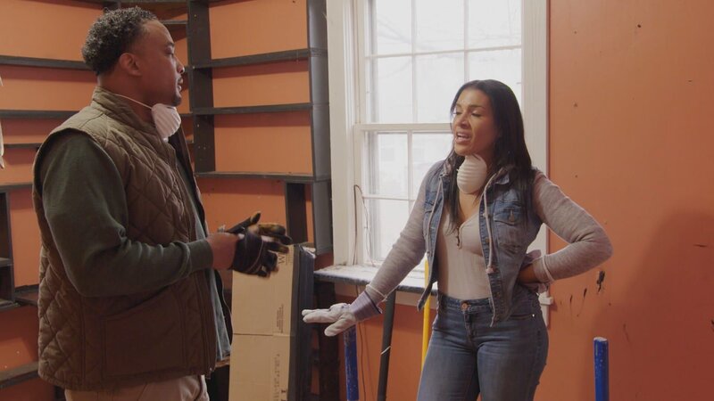 Page Turner und DeRon Jenkins entdecken eine viktorianische Pension im Osten von Nashville, die Feuer, Blitze und Vernachlässigung überlebt hat. Die Profis setzen all ihr Wissen ein, um dem 100 Jahre alten Gebäude wieder neues Leben und vor allem Wohnlichkeit zu verleihen. – Bild: HGTV