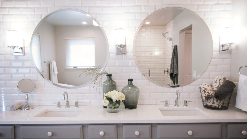 Picture of a renovated bathroom. – Bild: HGTV