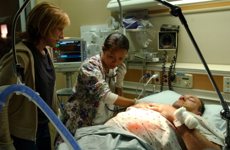 Carmela Soprano (Edie Falco, li.), Tony Soprano (James Gandolfini, re.) – Bild: HBO /​ Die Verwendung ist nur bei redaktioneller Berichterstattung im Rahmen einer Programmankündigung ab 2 Monate vor der ersten Auss /​ © [current year] Home Box Office, Inc. All rights reserved. HBO® and all related programs are the  …