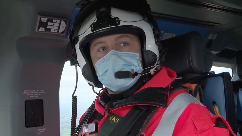 Paramedic Tyrone giving IV to Camera in helicopter – Bild: Warner Bros. Discovery, Inc. or its subsidiaries and affiliates