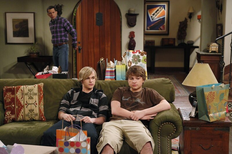 Während Alan (Jon Cryer, hinten) nicht fassen kann, dass Charlie wieder mit Courtney zusammen ist, sind Eldridge (Graham Patrick Martin, l.) und Jake (Angus T. Jones, r.) von ihr, mehr als begeistert … – Bild: Warner Bros. Television