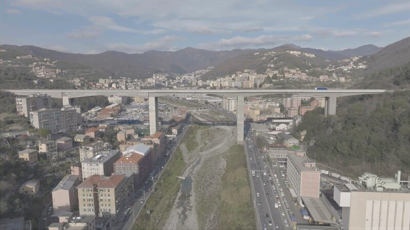 Durch den Einsturz der Morandi Brücke in Genua im August ist in Italien die Diskussion um die Privatisierung des Autobahnnetzes und seine Wartung neu entflammt. – Bild: ZDF und Sven Bender
