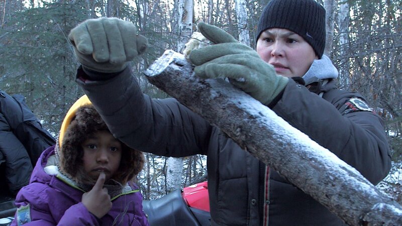 Agnes watches intently as her mother Courtney Agnes shows her the mechanics of setting a trap. – Bild: Discovery Channel /​ Discovery Communications