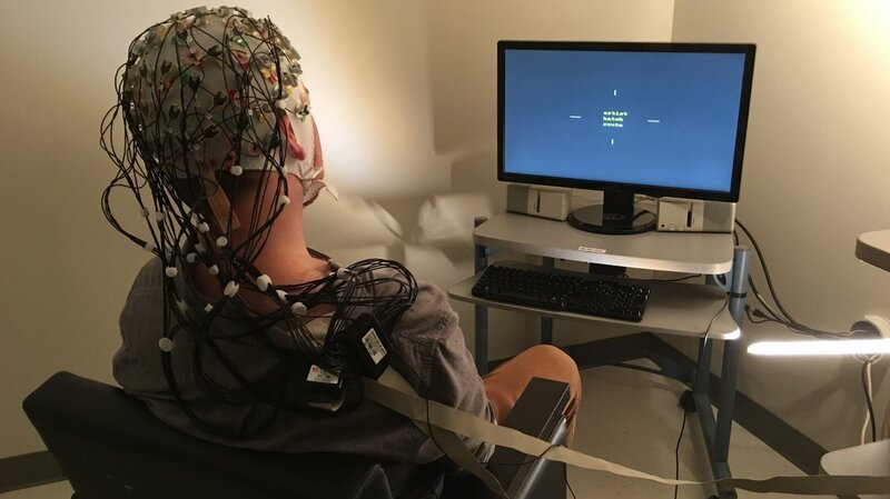 A student of Dr. John Kounios, Ph.D., Director of the Ph.D. Program in Applied Cognitive & Brain Sciences & Professor in the Department of Psychology at Drexel University, participates in a scientific experiment. – Bild: Discovery Communications
