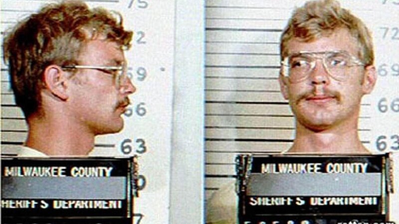 Jeffrey Dahmer vergewaltigte und tötete 17 Menschen und aß Teile ihrer Überreste. Genauso wie zahlreiche andere Serienmörder gelang es ihm für eine lange Zeit unerkannt zu bleiben, um seine Gewalttaten noch weiter auszubauen. Außerdem hielt er seine Handlungen für vollkommen berechtigt und zweifelte nie an seinem Verhalten. Wie wird ein Mensch zu einem Serienkiller, Leichenschänder und Kannibalen? – Bild: Foto: TVNOW
