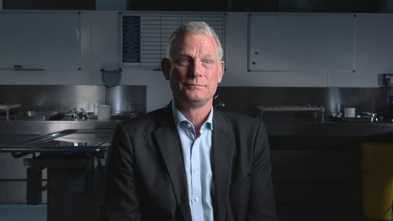 Dr. Richard Shepherd, forensischer Pathologe, Operation Paget – Bild: Warner Bros. Discovery, Inc.