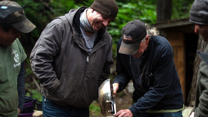 Carlos Minor, Dustin Hurt, Wes Richardson and James Hamm weigh the gold – Bild: Discovery Communications, LLC/​Jake Brown