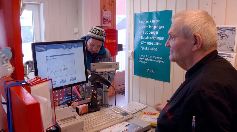 Multijobber am Rande Europas: Trond Høiberget ist Postbeamter, Bankfilialleiter und Chef der Lottoannahmestelle in Bugøynes. Am liebsten aber kocht er in seinem Restaurant. – Bild: ZDF und NDR/​nonfictionplanet/​Dragomir Radosavljevic