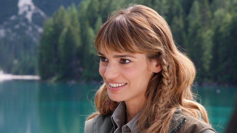 Tierärztin Silvia (Gaia Bermani Amaral) amüsiert sich darüber, dass der neue Kommissar wahnsinnige Angst vor Schlangen hat und zieht ihn damit auf. – Bild: copyright__BetaFilm_Alessandro_Molinari