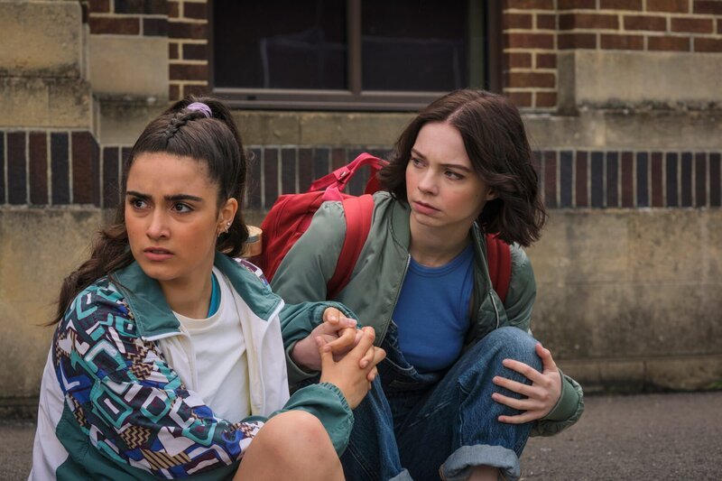 Bei ihren Ermittlungen bekommt Pip (Emma Myers, r.) Unterstützung von ihrer Freundin Cara (Asha Banks, l.). Sie behalten die Verdächtigen fest im Blick. – Bild: ZDF und Joss Barratt