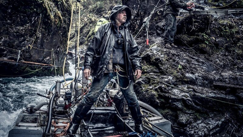 Wesley Richardson standing on the dredge, James Hamm on mountain side doing DIY. – Bild: Discovery Communications, LLC