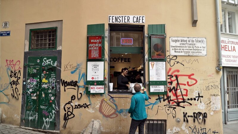 Der Erste Bezirk – Wer hier aussteigt, landet in einer hochpreisigen Geschäftswelt, in der das touristische Treiben dominiert und die glanzvollen Fassaden an den großen Straßen und Plätzen die Passanten beeindrucken. Wer vom Reumannplatz kommt und hier landet, der meint, in einer anderen Stadt angekommen zu sein. Die Innere Stadt ist aber auch abseits der großen Trampelpfade ein sehenswerter Ort, verborgene Cafés oder Lokale wie der legendäre Gutruf, in dessen Untergeschoß einst der Herr Karl gedreht worden ist, machen den Charme dieses Ortes aus. Im Bild: Fenster Café in der Griechengasse. – Bild: ORF, Clever Contents