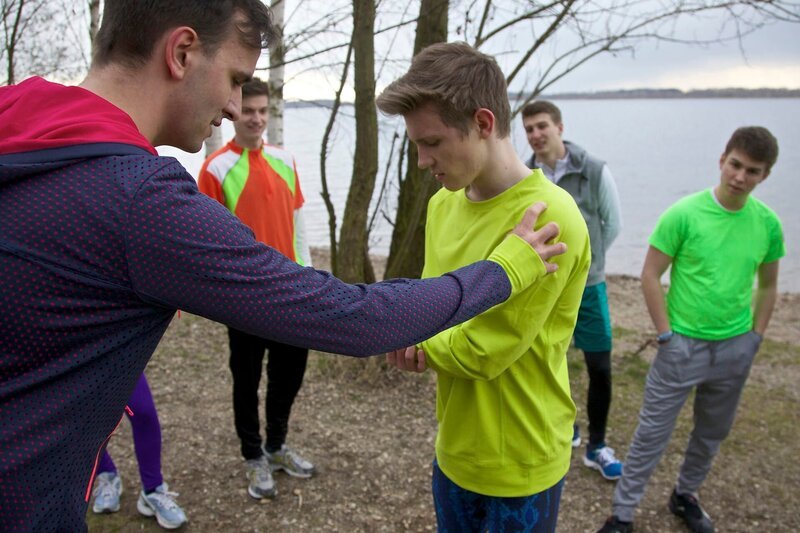 Der 17-jährige Niko Wittmann (Lennart Betzgen, mi.) hat sich dem Sport verschrieben. Er trainiert täglich und strebt ehrgeizig einem Studium an der Sport-Universität entgegen. Beim Lauftraining bricht er zusammen und bricht sich dabei den Unterarm. – Bild: MDR/​Saxonia/​Wernicke