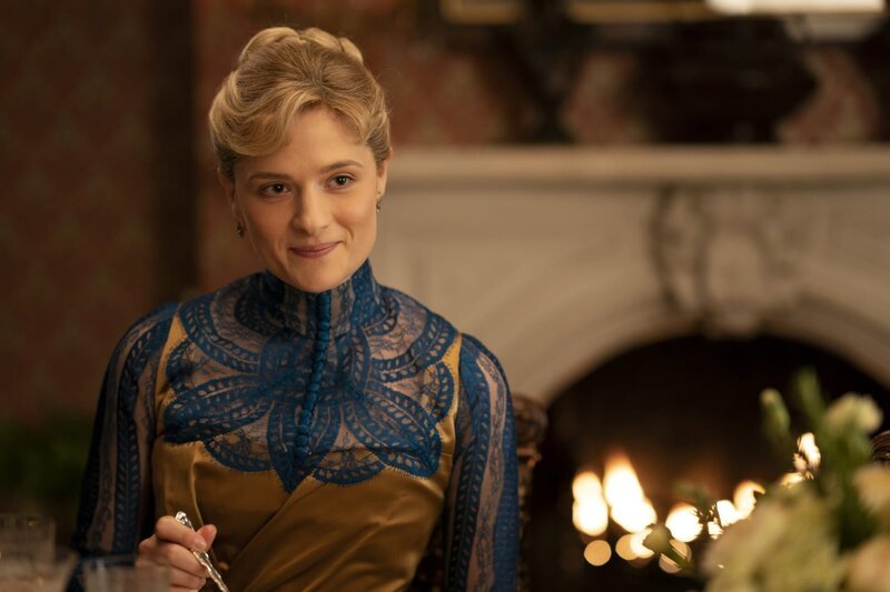 Marian Brook (Louisa Jacobson) – Bild: Warner /​ Die Verwendung ist nur bei redaktioneller Berichterstattung im Rahmen einer Programmankündigung ab 2 Monate vor der ersten Auss /​ © 2021 Home Box Office, Inc. All rights reserved. HBO® and all related programs are the property  …