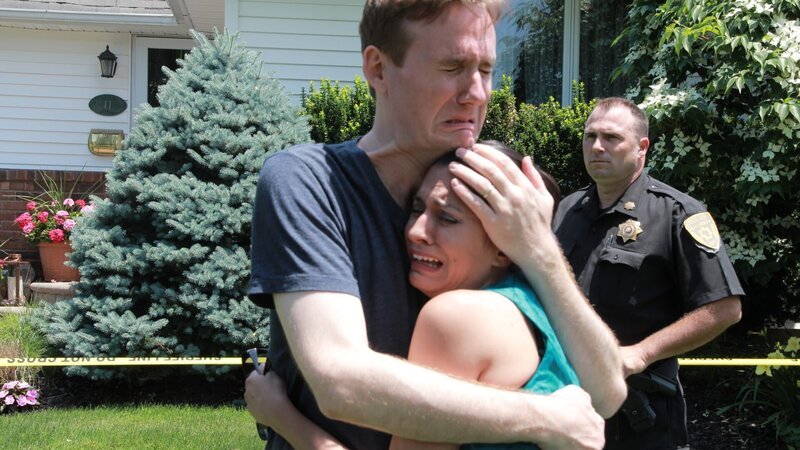 Eric and his sister grieve on the front lawn. – Bild: Discovery Communications