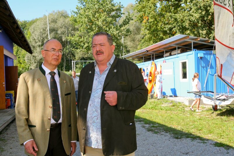 L-R: Gert Achtziger (Alexander Duda) und Korbinian Hofer (Joseph Hannesschläger) – Bild: S: Sky Krimi /​ Die Verwendung ist nur bei reda /​ ZDF /​ © ZDF/​Christian A Rieger   klick