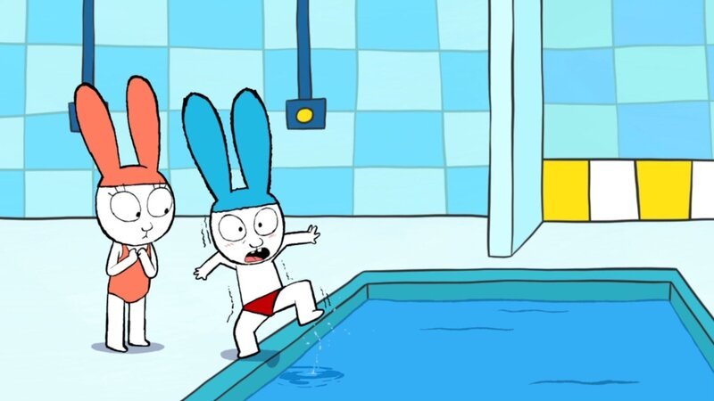 Erschreckt stellt Simon (l.) fest, dass das Wasser im Schwimmbecken ziemlich kalt ist. Auch Lou (r.) ist das Schwimmbecken noch nicht geheuer. – Bild: ZDF und © GO-N Productions 2016./​© GO-N Productions 2016