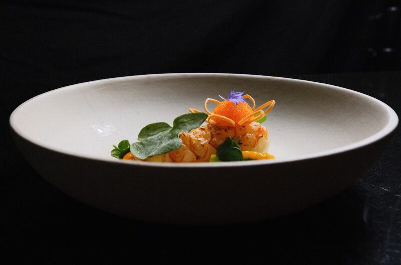 Der schwedische Löjrom-Kaviars symbolisiert für Fridén seine kulturellen Wurzeln, den Geschmack Schwedens und seine Suche nach Authentizität. Erfolgreich hat er einen Weg gefunden, diesen ihn in seiner Küche zu integrieren. – Bild: SWR/​heyfilm