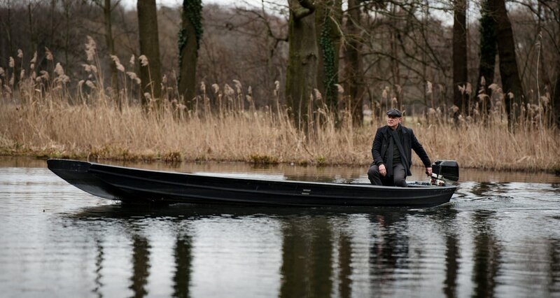 Thorsten Krüger (Christian Redl) auf dem Flies. – Bild: ZDF Enterprises GmbH /​ Arnim Thomaß