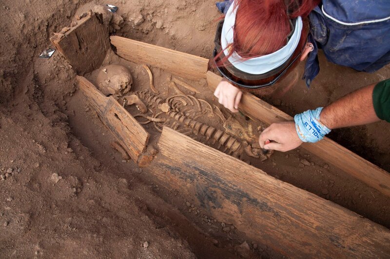 Hunderte von menschlichen Skelettresten, die auf der Insel St. Helena ausgegraben wurden, enthüllen ihre dunkle und traurige Vergangenheit. – Bild: Andrew Pearson