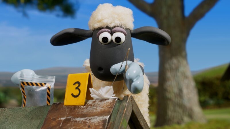 Wer ist der Trillerpfeifendieb? Shaun sichert die Spuren. – Bild: WDR/​BBC/​Animation Ltd.