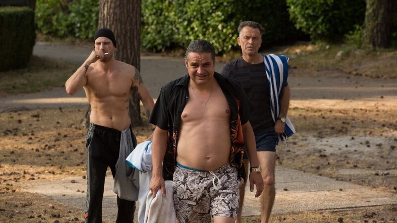 Drogenboss Ferry Bouman (Frank Lammers, M.) umgibt sich auf dem Campingplatz gerne mit seinen Vertrauten John Zwart (Raymond Thiry, r.) und Jurgen Van Kamp (Kevin Janssens). – Bild: Honorarfrei – nur für diese Sendung bei Nennung ZDF und Jo Voets.