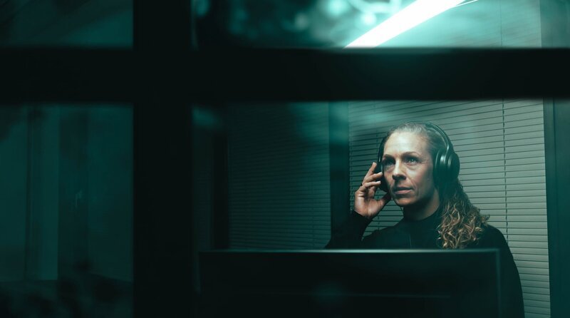 Cover ohne Typo zu „Die Fahndung – Kommissarin gegen Millionenbetrüger /​ Münchner Polizistin – Einsatz gegen Telefonbetrüger“. Eine junge Münchner Kriminalkommissarin hat sich ein besonders kompliziertes Feld ausgesucht. Sie ermittelt gegen international operierende Clanstrukturen. Diese ergaunern Millionen mit extrem professionellem Telefonbetrug. Die Täter rufen aus Callcentern im Ausland an. Original-Audioaufnahmen machen erlebbar, wie die Täter dabei vorgehen. Weiteres Bildmaterial finden Sie unter www.br-foto.de. – Bild: BR/​Leah Ruprecht, honorarfrei – Verwendung gemäß der AGB im engen inhaltlichen, redaktionellen Zusammenhang mit genannter BR-Sendung und bei Nennung „Bild: BR/​Leah Ruprecht“ (S2). BR/​Bildmanagement, Tel: 089/​5900–33133, Fax: -10585, Bildmanagement@br.de