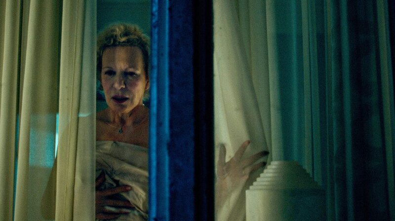 Mimi (Sunnyi Melles) kommt nicht zur Ruhe. – Bild: ARD Degeto/​HR/​Turbokultur/​Phillip Kaminiak