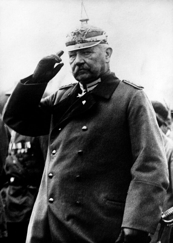 Hindenburg im Jahre 1925: Ein Mann mit einer ebenso atemberaubenden wie umstrittenen politischen Karriere, die im Kaiserreich begann, die Weimarer Republik überdauerte und in der NS-Diktatur endete. – Bild: ZDF/​NDR/​Bundesarchiv