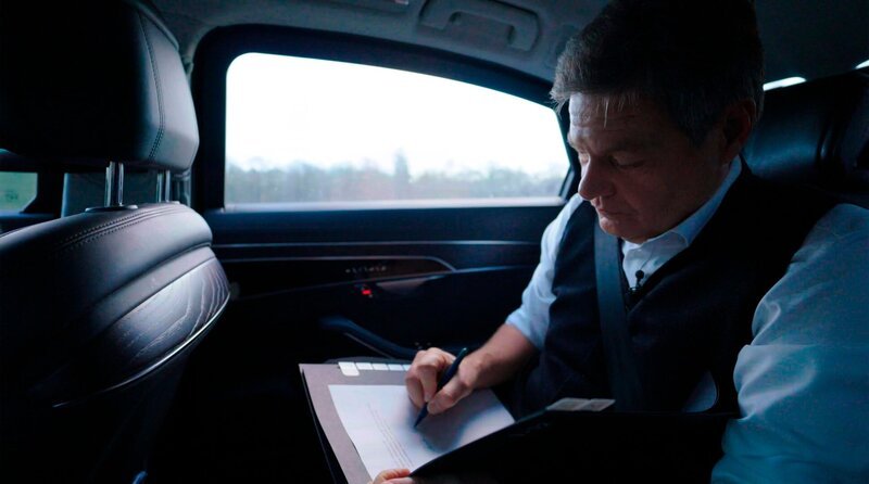 Robert Habeck (Bündnis 90/ Die Grünen) auf Wahlkampftour. – Bild: WDR/ECO Media TV Robert Habeck (Bündnis 90/ Die Grünen) auf Wahlkampftour. – Bild: WDR/ECO Media TV