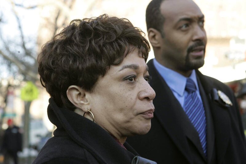 Anita Van Buren (S. Epatha Merkerson, l.); Ed Green (Jesse L. Martin, r.) – Bild: PLURIMEDIA (NBC Universal, Inc.)