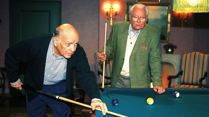 Konsul Karl Kadenbach (Wolfgang Wahl, li.) und Dr. Eberhard Frank (Hans Caninenberg) unterhalten sich über Dr. Stefan Frank und seine angebliche Fehldiagnose bei Bauunternehemer Alfons Meyer. – Bild: MG RTL D /​ Elke Werner