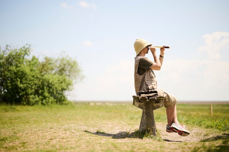 Michael Ostrowski bei Servus TVs „Ostrowski macht Urlaub“ in Illmitz, Österreich. – Bild: ServusTV /​ Philipp Carl Riedl