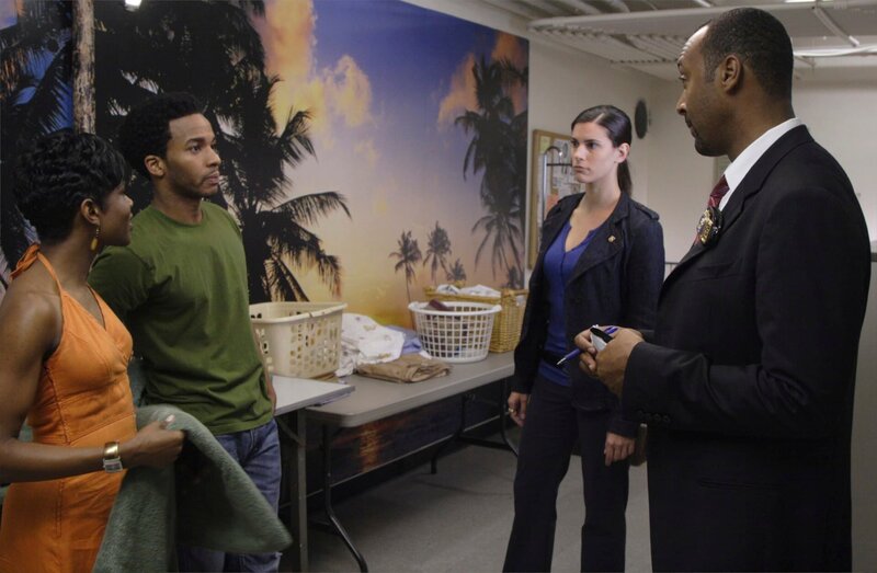 LAW & ORDER – ‚Public Service Homicide‘ Episode 17004 – Pictured: Milena Govich as Detective Nina Cassady, Jesse L. Martin as Detective Ed Green. – Bild: NBC Universal, Inc.
