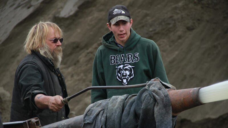 Tony and Parker monitoring the hose. – Bild: Discovery Communications/​E Gorsuch