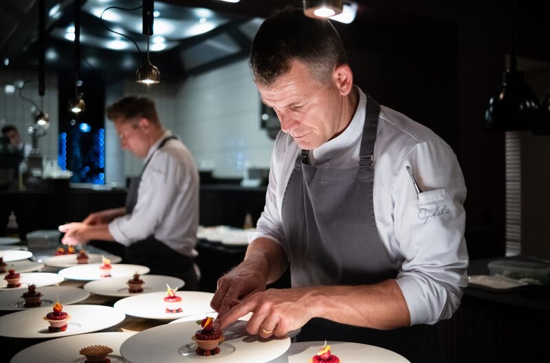 Dirk Hoberg (re.), Küchenchef des Gourmetrestaurants Ophelia in Konstanz, stellt sich der Herausforderung einer offenen Küche. Die Gäste können jeden Handgriff, jedes Wort zu verfolgen, was die Teamarbeit umso wichtiger macht. – Bild: SWR/​heyfilm